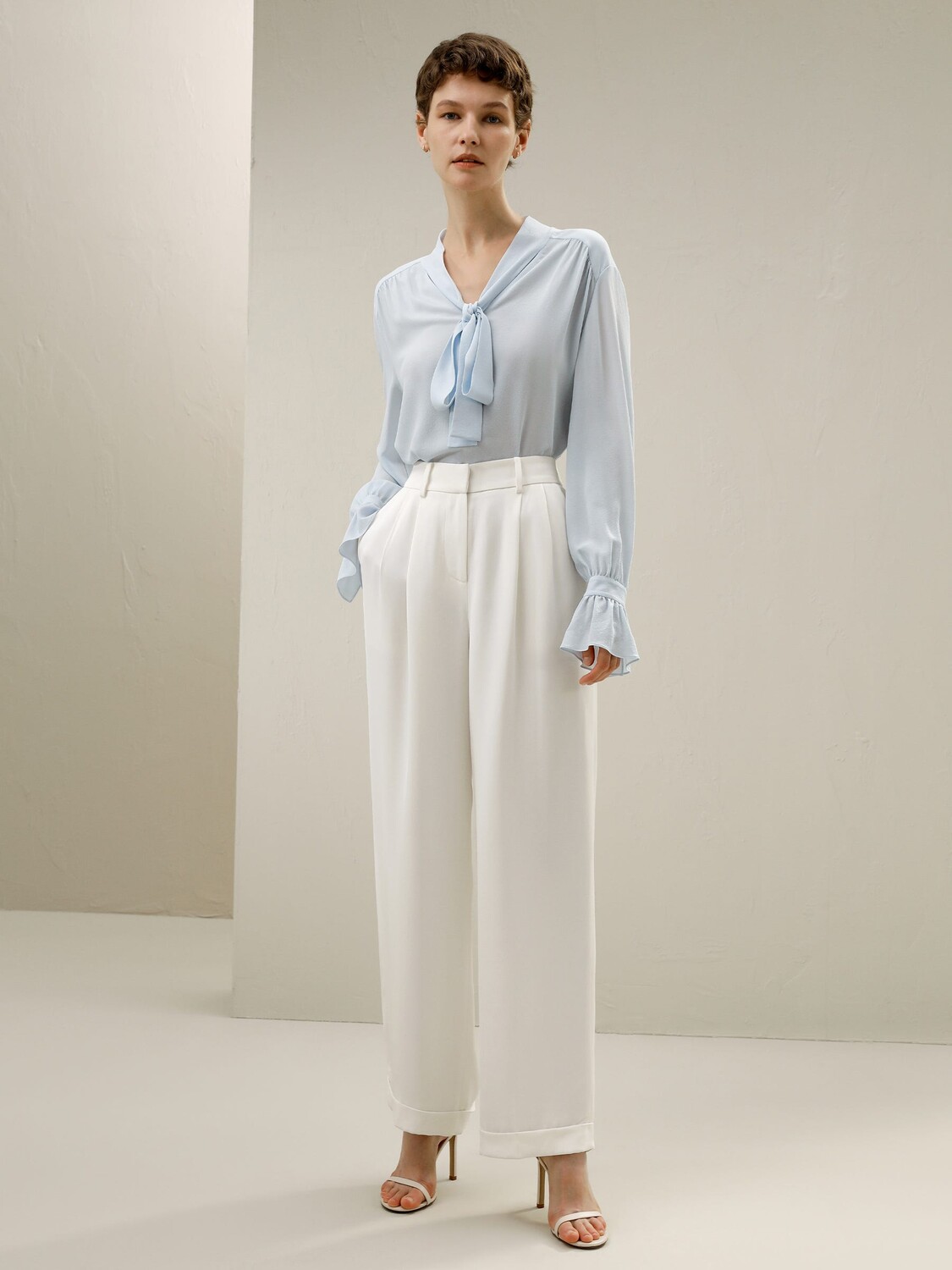 Женская шелковая блузка с V-образным вырезом и лентой LILYSIL, цвет Illusion Blue
Женская шелковая блузка с V-образным вырезом и лентой LILYSIL, цвет Illusion Blue