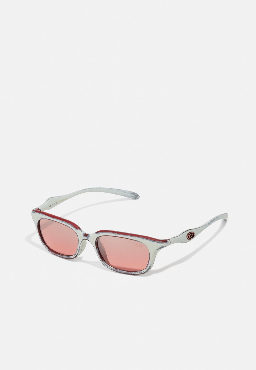 Солнцезащитные очки Diesel UNISEX, White Barrelling Red/Mirror Red/Off-White
Солнцезащитные очки Diesel UNISEX, White Barrelling Red/Mirror Red/Off-White