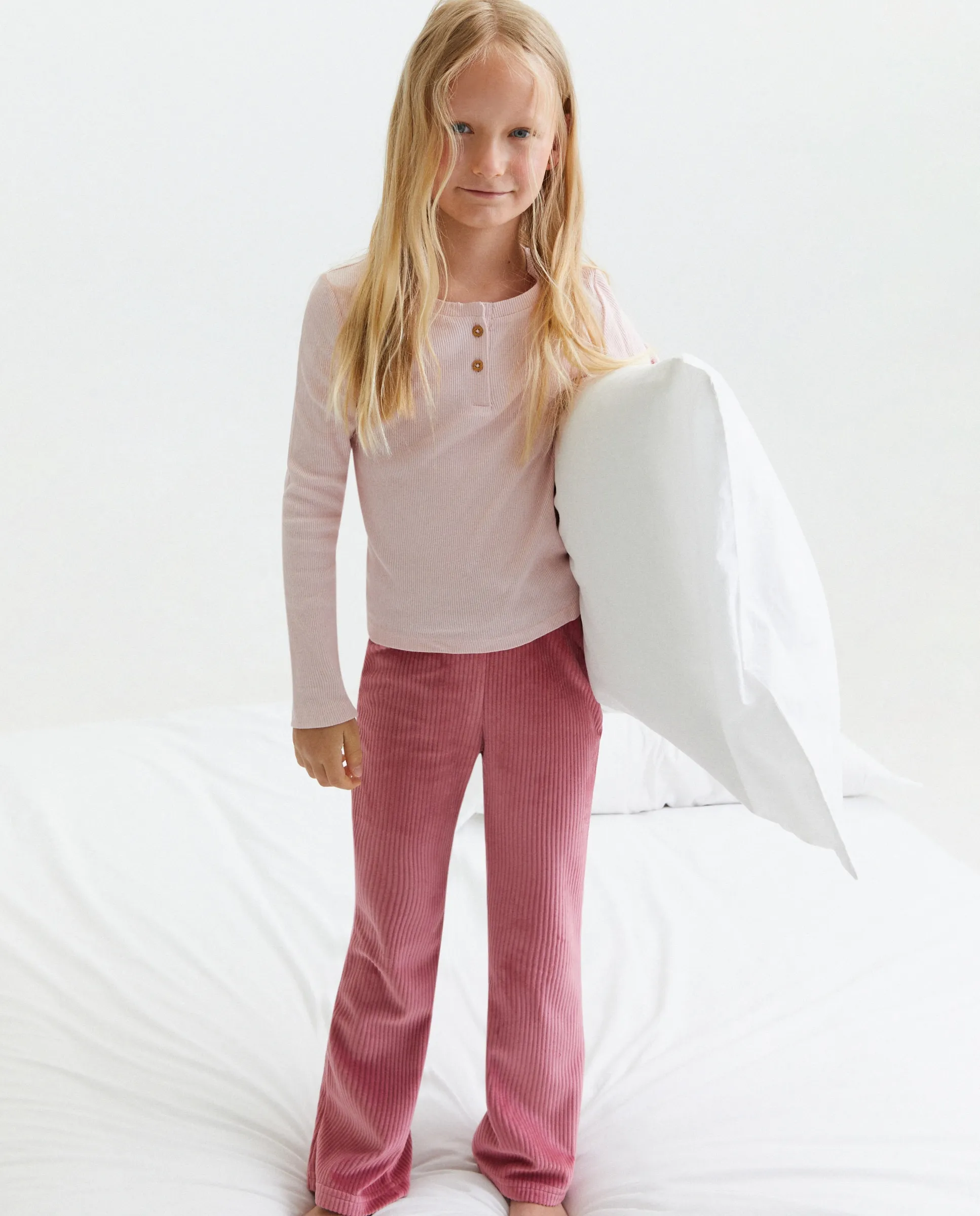 Длинные брюки из канелевого трикотажа расклешенные для девочки Cotton Juice, малиновый
Длинные брюки из канелевого трикотажа расклешенные для девочки Cotton Juice, малиновый