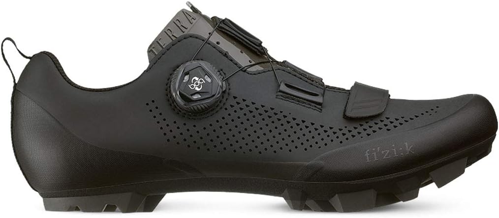Велосипедные туфли Fizik X5 Terra для горного велосипеда - Адаптивная посадка, Карбоновое волокно, Туфли MTB из микротекса Name Fizik, черный
Велосипедные туфли Fizik X5 Terra для горного велосипеда - Адаптивная посадка, Карбоновое волокно, Туфли MTB из микротекса Name Fizik, черный