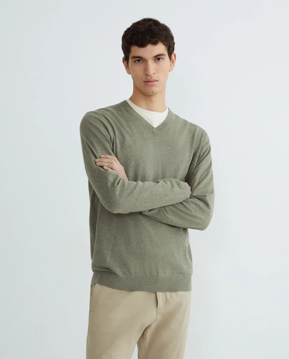 Мужской однотонный свитер с V-образным вырезом Alan Paine, цвет Verde Militar
Мужской однотонный свитер с V-образным вырезом Alan Paine, цвет Verde Militar