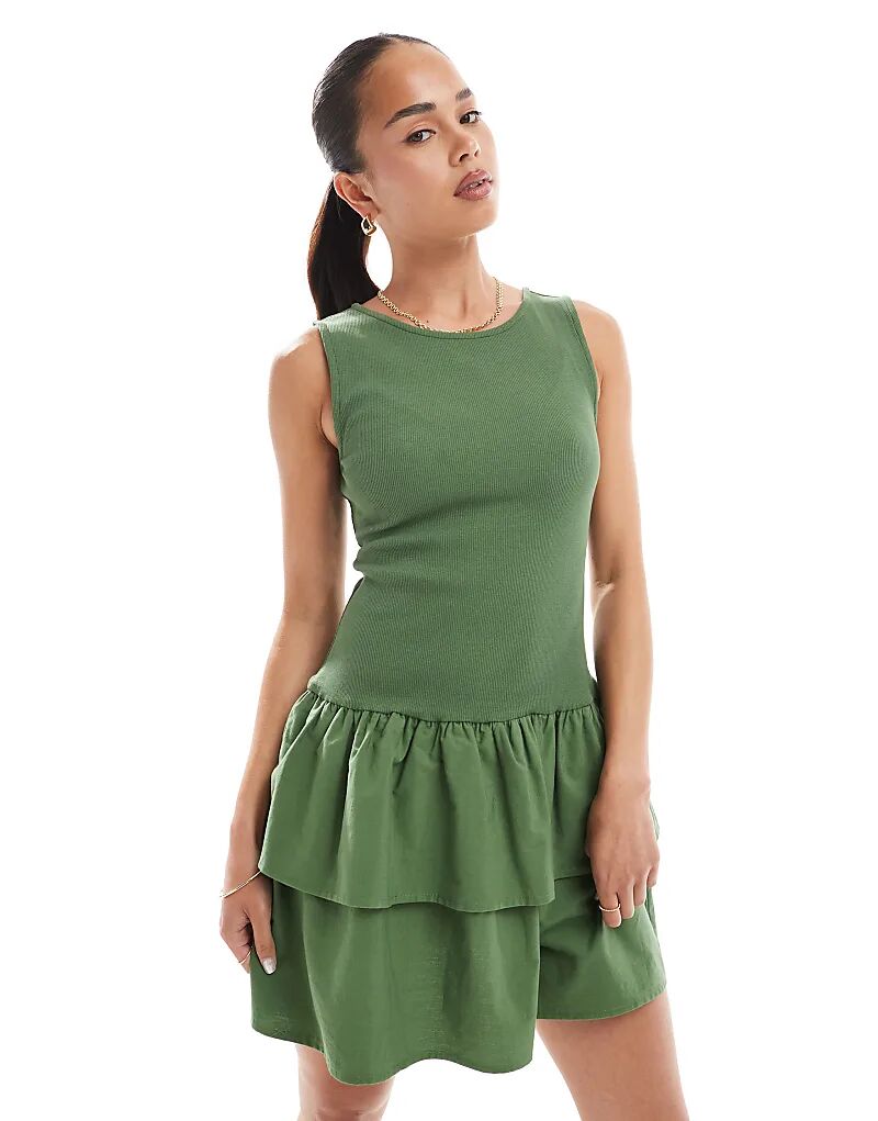 Мини-платье New Look с многоярусной юбкой в рубчик цвета хаки
Мини-платье New Look с многоярусной юбкой в рубчик цвета хаки