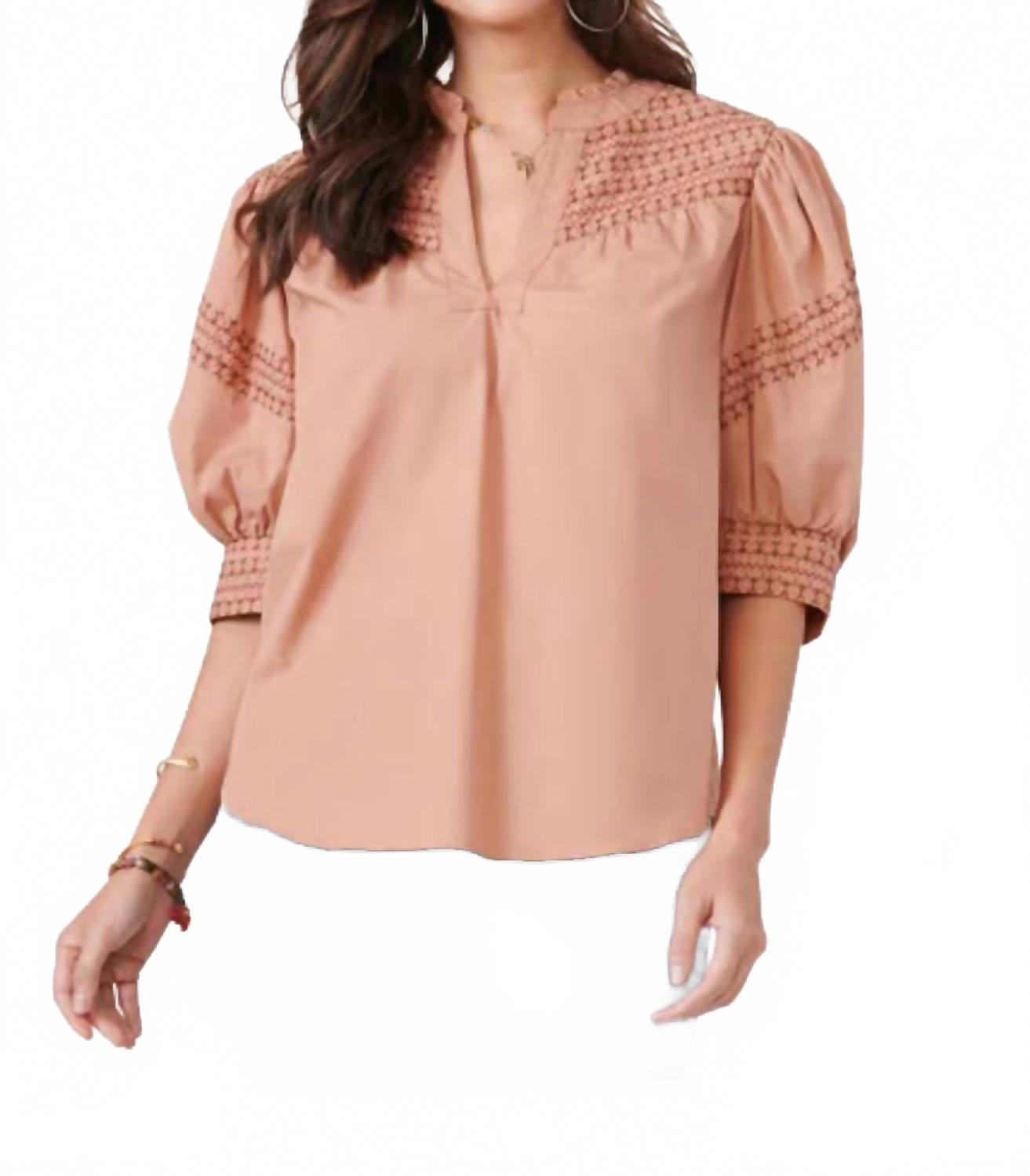 Топ с вышивкой и манжетами на рукавах-фонариках в цвете сиенна глина Democracy, Sienna Clay
Топ с вышивкой и манжетами на рукавах-фонариках в цвете сиенна глина Democracy, Sienna Clay