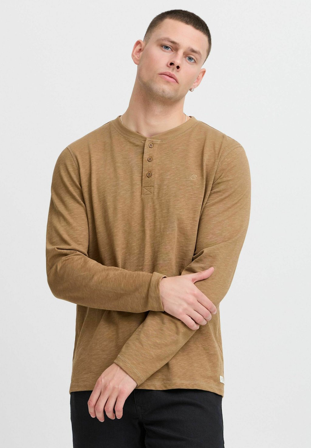 Футболка с длинным рукавом BHTEE Blend, коричневый
Футболка с длинным рукавом BHTEE Blend, коричневый