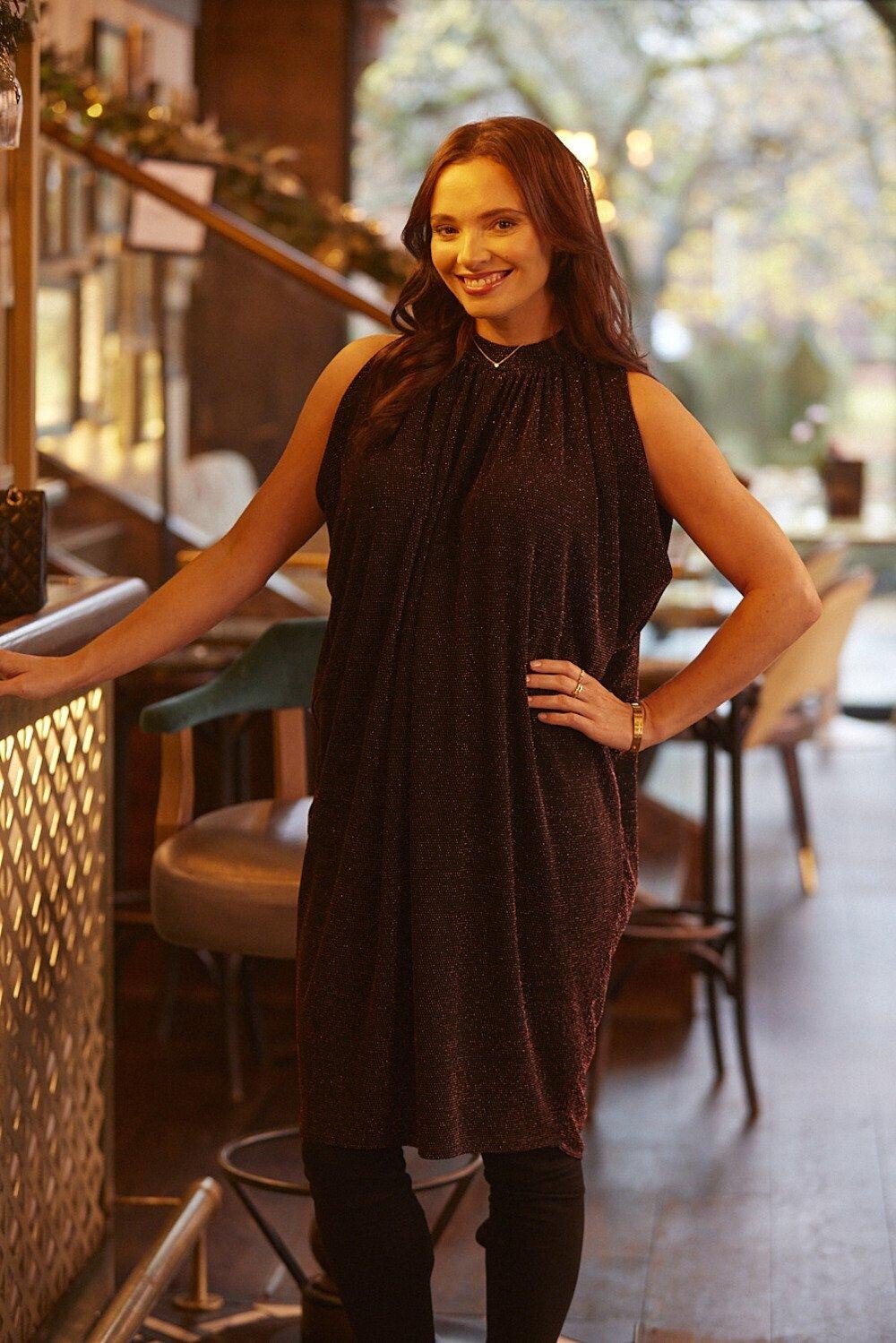 Блестящее платье с бретелькой на шее Saloos, коричневый
Блестящее платье с бретелькой на шее Saloos, коричневый