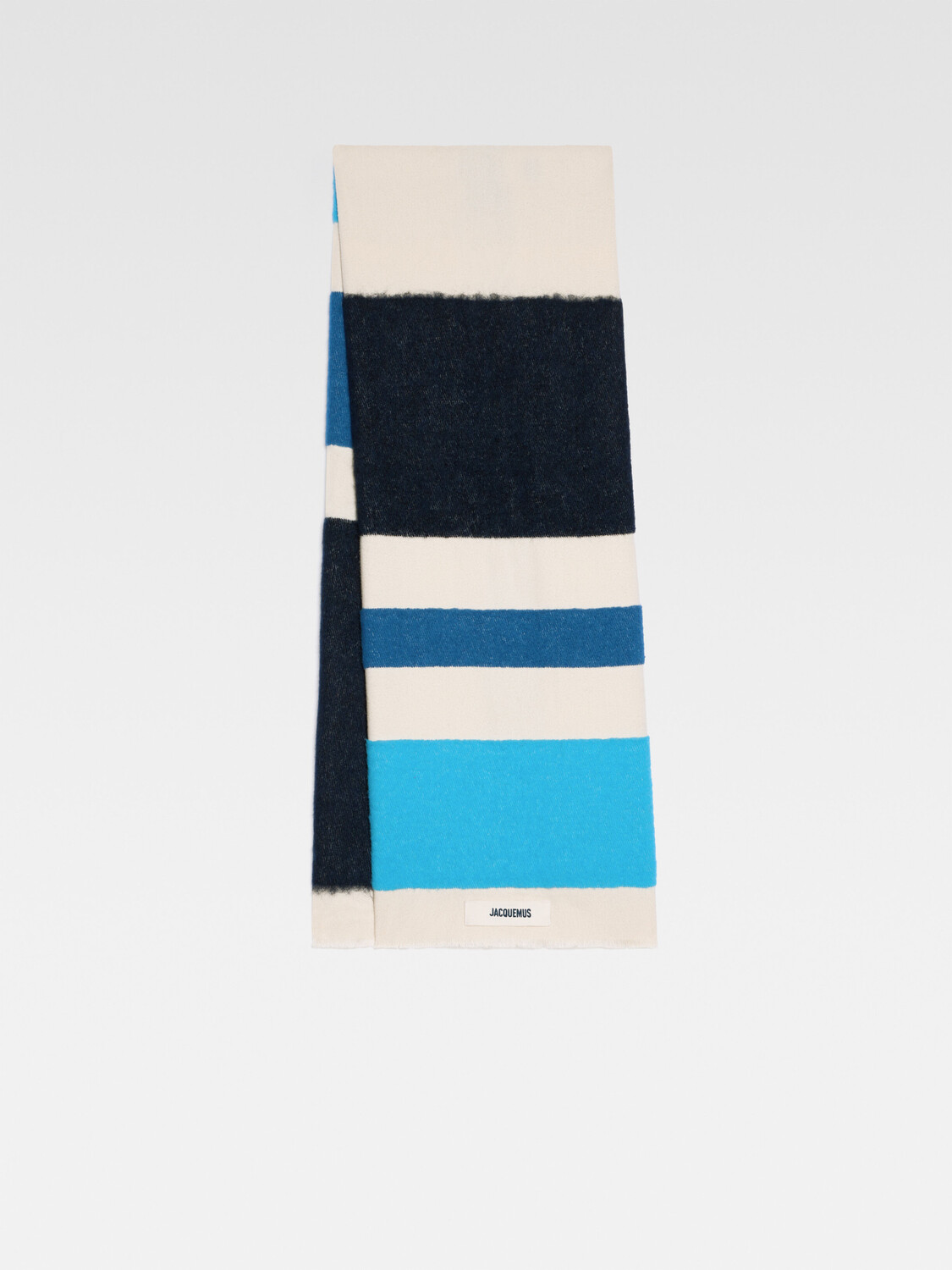 Широкий трехцветный шарф JACQUEMUS The Arazzo scarf, цвет Multi-Blue
Широкий трехцветный шарф JACQUEMUS The Arazzo scarf, цвет Multi-Blue