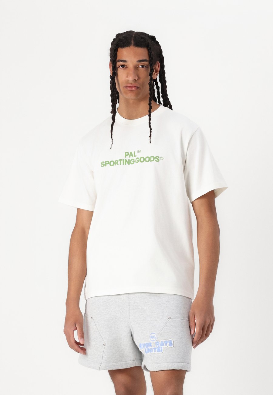 Футболка Pal Sporting Goods NEW TRADEMARK UNISEX, Off-White, Белый, Футболка Pal Sporting Goods NEW TRADEMARK UNISEX, Off-White
Футболка Pal Sporting Goods NEW TRADEMARK UNISEX, Off-White, Белый, Футболка Pal Sporting Goods NEW TRADEMARK UNISEX, Off-White
