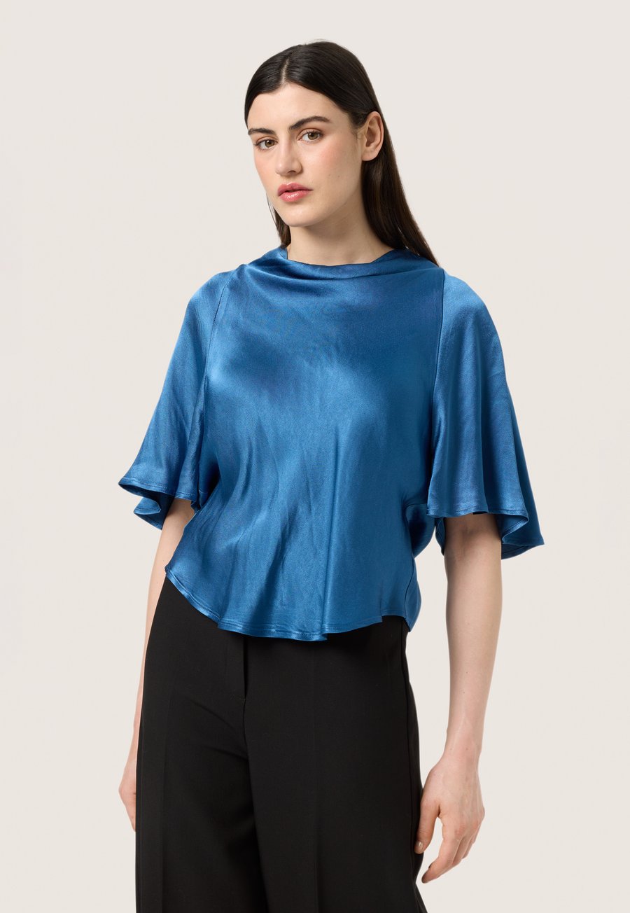 Блуза Soaked in Luxury MILU KATHARINE STUDIO, Ensign Blue/Blue
Блуза Soaked in Luxury MILU KATHARINE STUDIO, Ensign Blue/Blue
