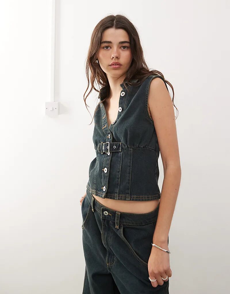 Джинсовый жилет COLLUSION с пряжкой зеленого цвета — часть комплекта
Джинсовый жилет COLLUSION с пряжкой зеленого цвета — часть комплекта