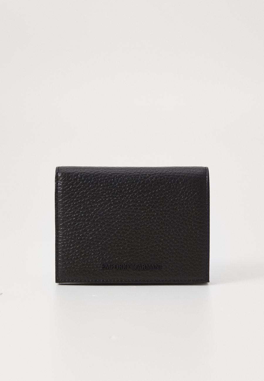 Кошелек Emporio Armani COMPACT WALLET UNISEX, Black Beauty/Black
Кошелек Emporio Armani COMPACT WALLET UNISEX, Black Beauty/Black