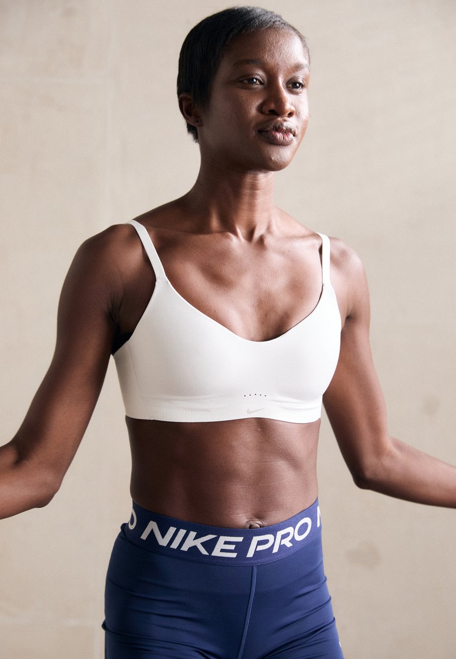 Бюстгальтер Nike Performance ALATE MINIMALIST BRA, White/Cool Grey/White
Бюстгальтер Nike Performance ALATE MINIMALIST BRA, White/Cool Grey/White