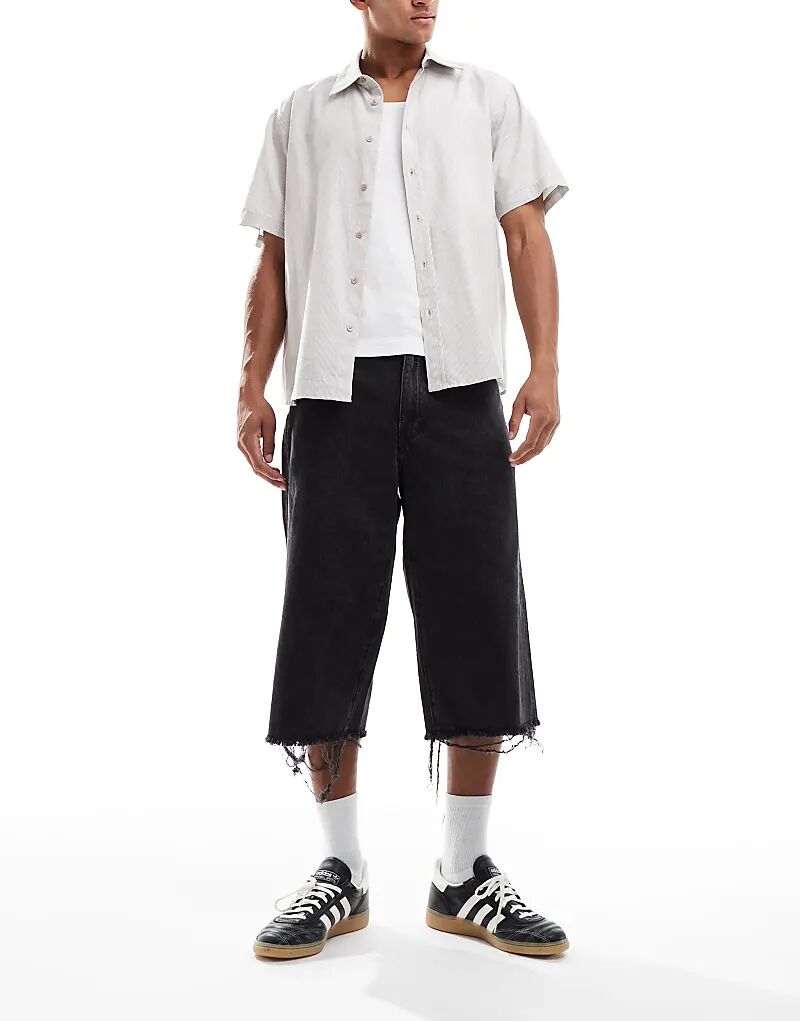 Джинсы Levi's 3/4 из денима, закрученные в чёрный цвет
Джинсы Levi's 3/4 из денима, закрученные в чёрный цвет