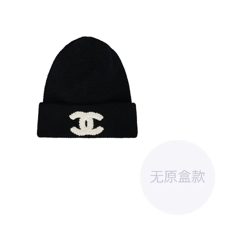 Chanel Белая шапка с логотипом CC
Chanel Белая шапка с логотипом CC