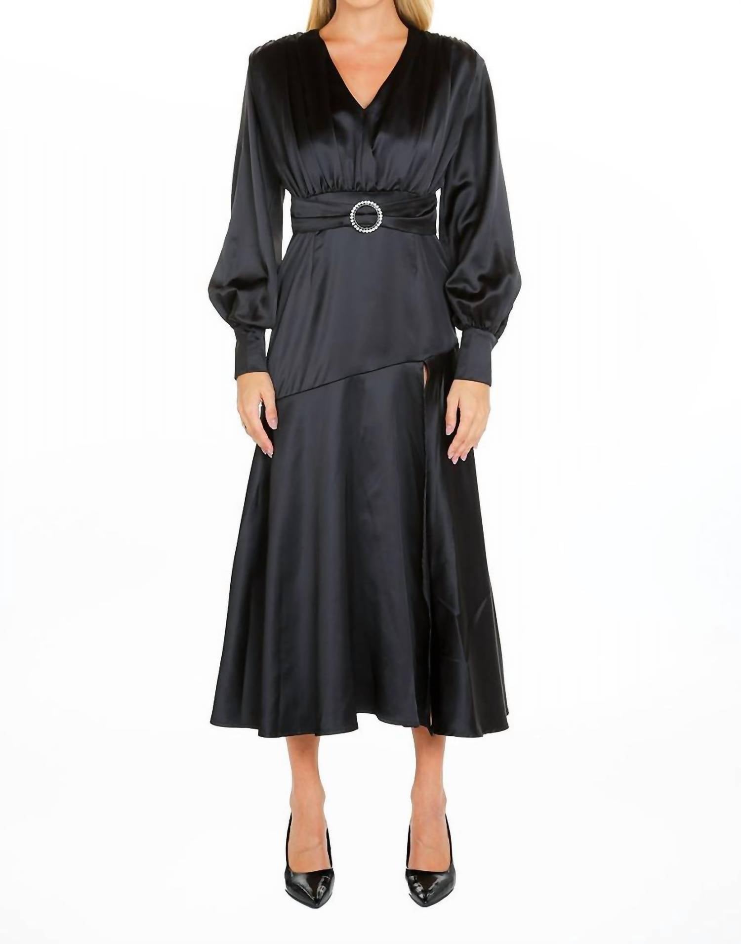 Платье макси из атласа с О-образным кольцом черного цвета BEULAHSTYLE
Платье макси из атласа с О-образным кольцом черного цвета BEULAHSTYLE