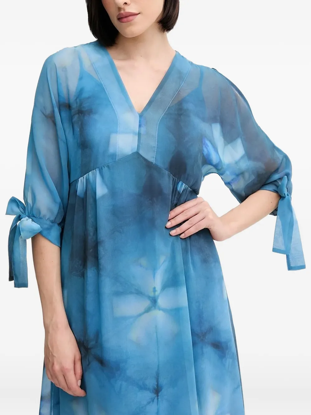 Платье миди с цветочным принтом и завязками на рукавах Sandro Ferrone, синий
Платье миди с цветочным принтом и завязками на рукавах Sandro Ferrone, синий