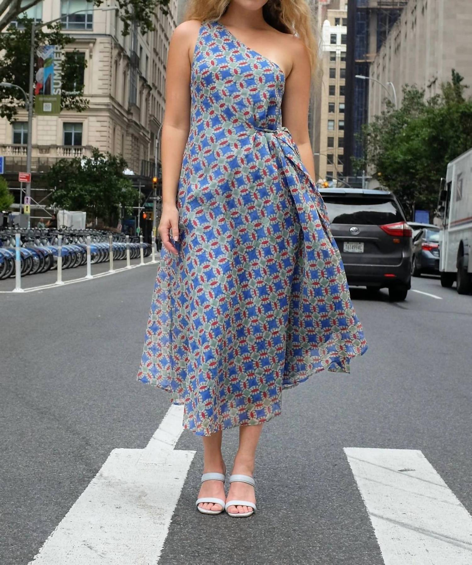 Платье миди Ana с принтом Tulum Rujuta Sheth, Tulum Print
Платье миди Ana с принтом Tulum Rujuta Sheth, Tulum Print