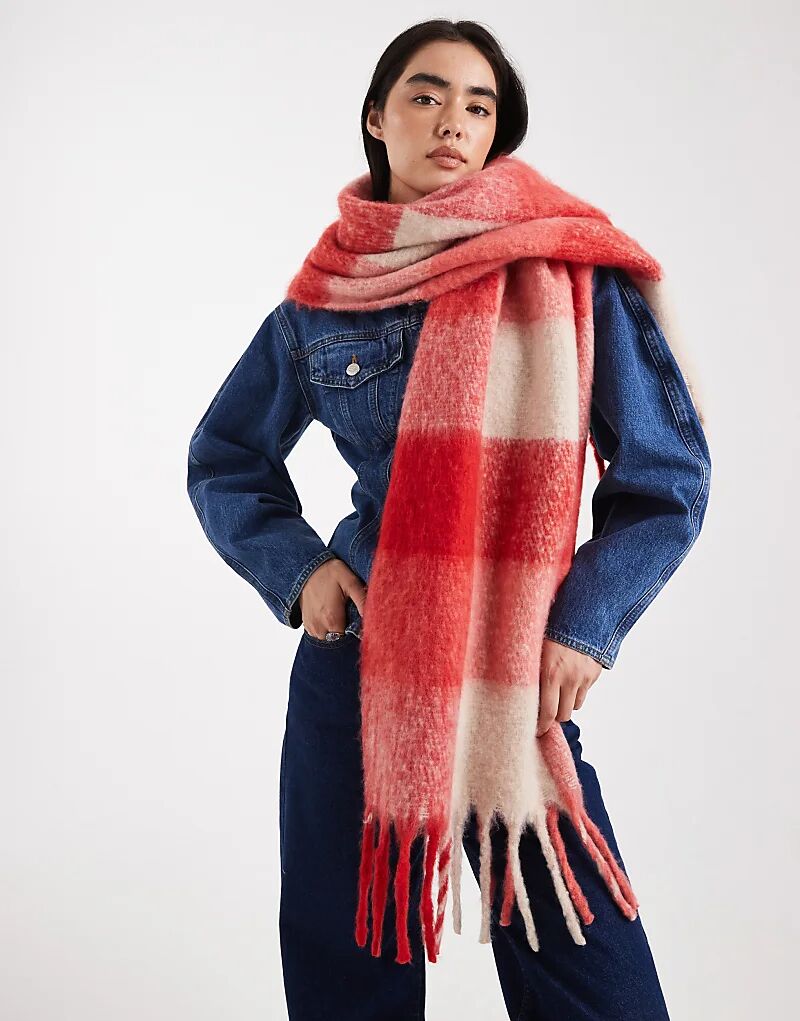 Потертый шарф-одеяло с принтом в красную клетку
Потертый шарф-одеяло с принтом в красную клетку