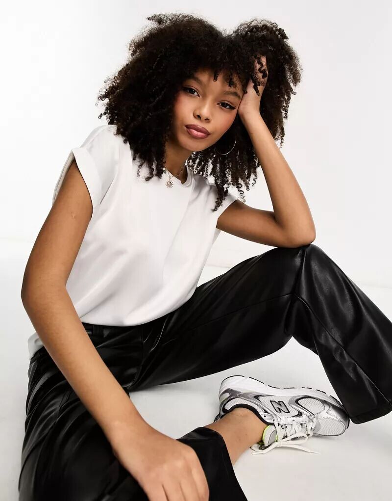 Белый топ Vila с атласной передней частью
Белый топ Vila с атласной передней частью