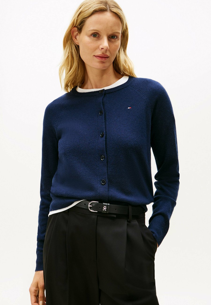 Кардиган Tommy Hilfiger CREW NECK, Dark Night Navy/Dark Blue
Кардиган Tommy Hilfiger CREW NECK, Dark Night Navy/Dark Blue