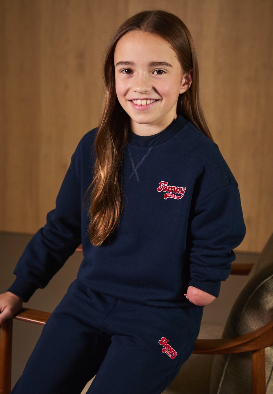 Толстовка Tommy Hilfiger FLOCK, Dark Night Navy/Dark Blue
Толстовка Tommy Hilfiger FLOCK, Dark Night Navy/Dark Blue