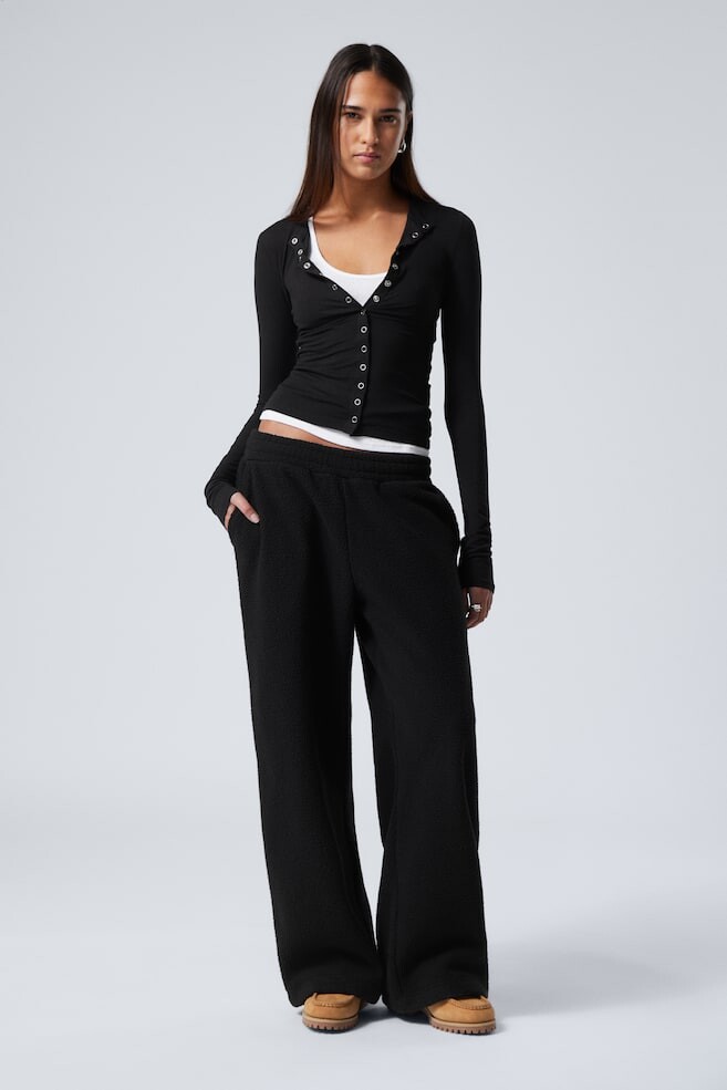 Свободные флисовые брюки Weekday, черный
Свободные флисовые брюки Weekday, черный