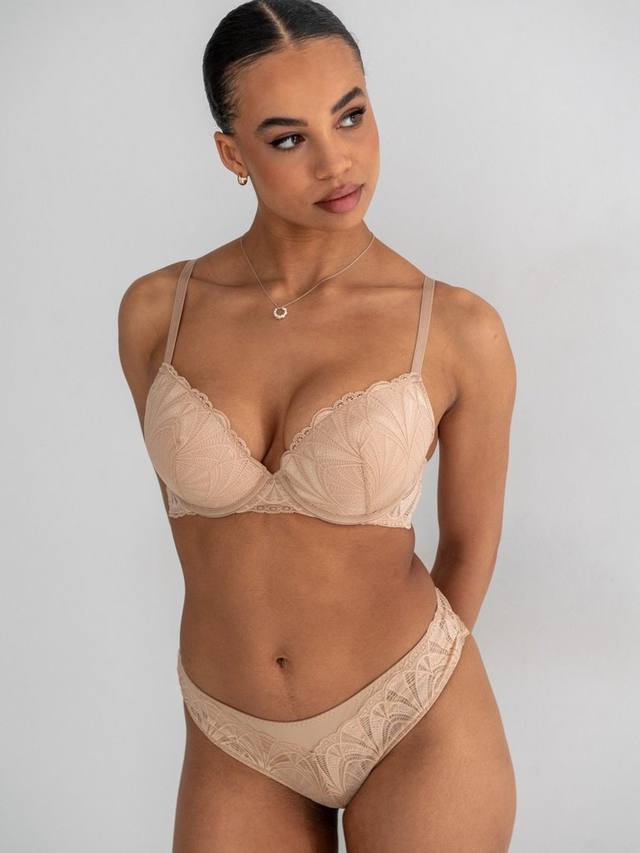 Новые романтичные бикини-трусики Pour Moi, Almond
Новые романтичные бикини-трусики Pour Moi, Almond