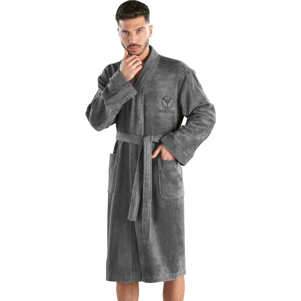 Мужской халат Vito, идеально подходит для сауны и СПА, гостиничный халат, утренний халат 1 шт., вышивка логотипа на груди и логотип на рукавах Carlo Colucci, антрацит
Мужской халат Vito, идеально подходит для сауны и СПА, гостиничный халат, утренний халат 1 шт., вышивка логотипа на груди и логотип на рукавах Carlo Colucci, антрацит