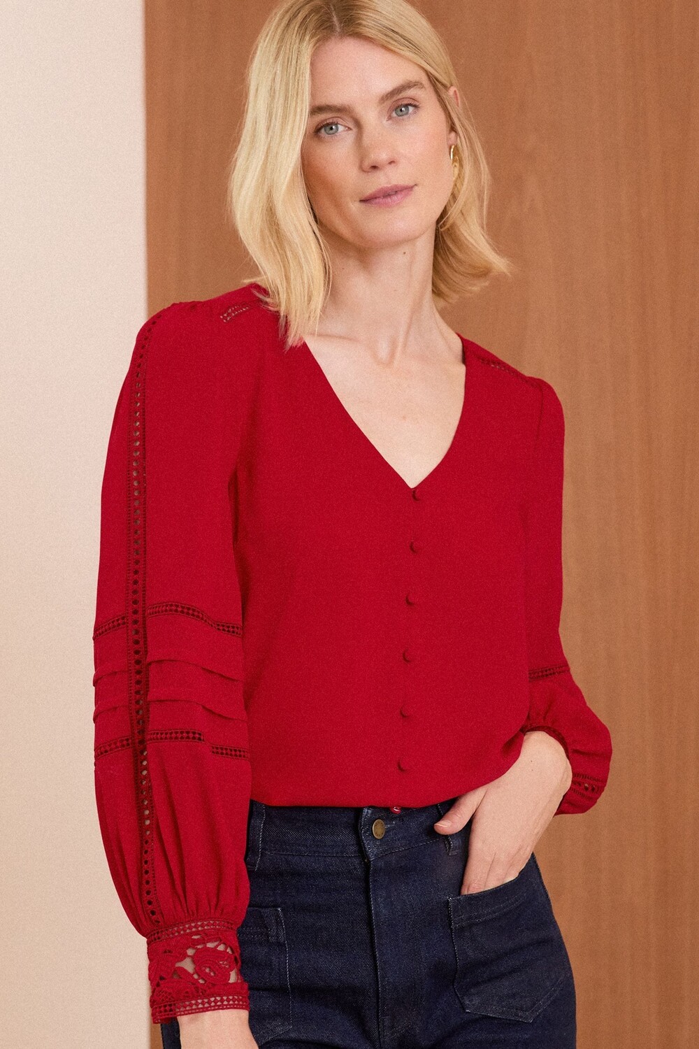 Блузка с кружевными манжетами и v образным вырезом Love & Roses, красный
Блузка с кружевными манжетами и v образным вырезом Love & Roses, красный