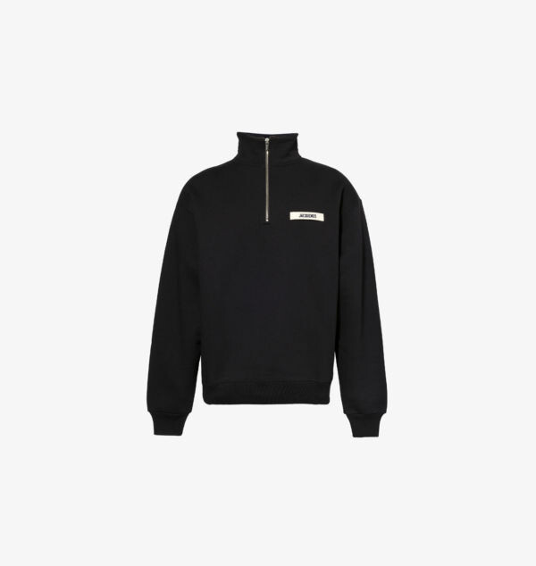 Свитшот свободного кроя из хлопкового трикотажа с высоким воротом и фирменной нашивкой Jacquemus, черный
Свитшот свободного кроя из хлопкового трикотажа с высоким воротом и фирменной нашивкой Jacquemus, черный