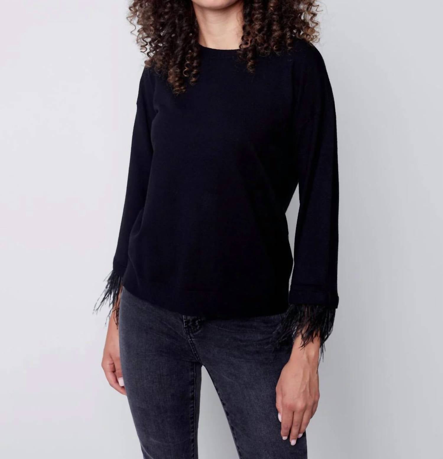 Свитер с круглым вырезом и съемными манжетами из перьев черного цвета CHARLIE B
Свитер с круглым вырезом и съемными манжетами из перьев черного цвета CHARLIE B