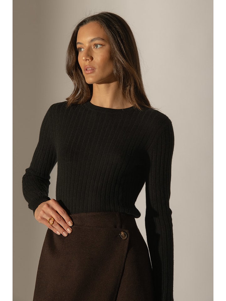 Кашемировый свитер Кайли черного цвета Perfect Cashmere
Кашемировый свитер Кайли черного цвета Perfect Cashmere