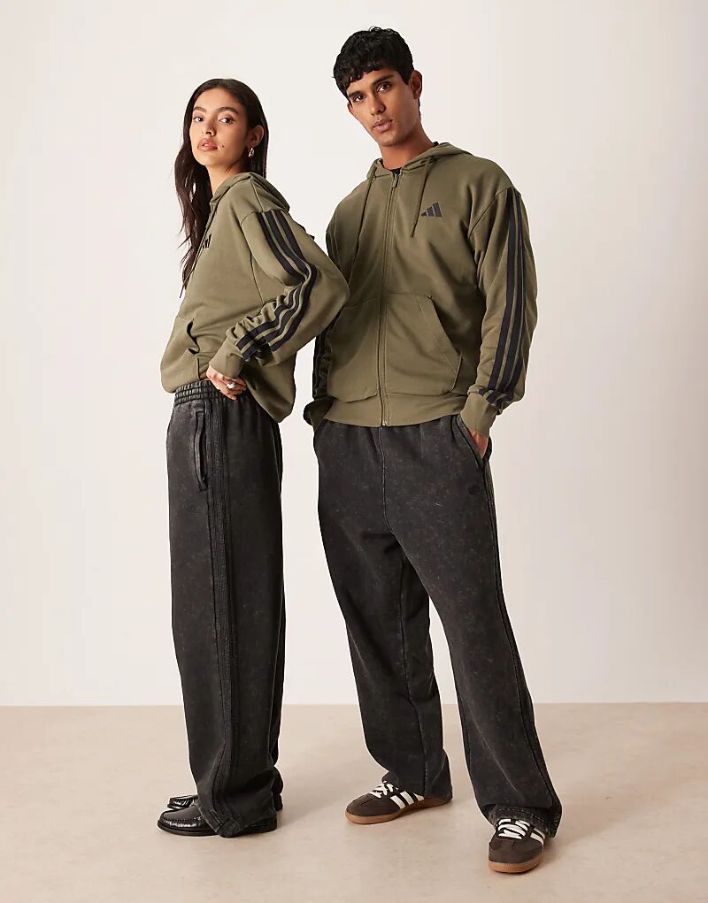 Спортивные брюки Adidas Originals с потертостями черного цвета
Спортивные брюки Adidas Originals с потертостями черного цвета