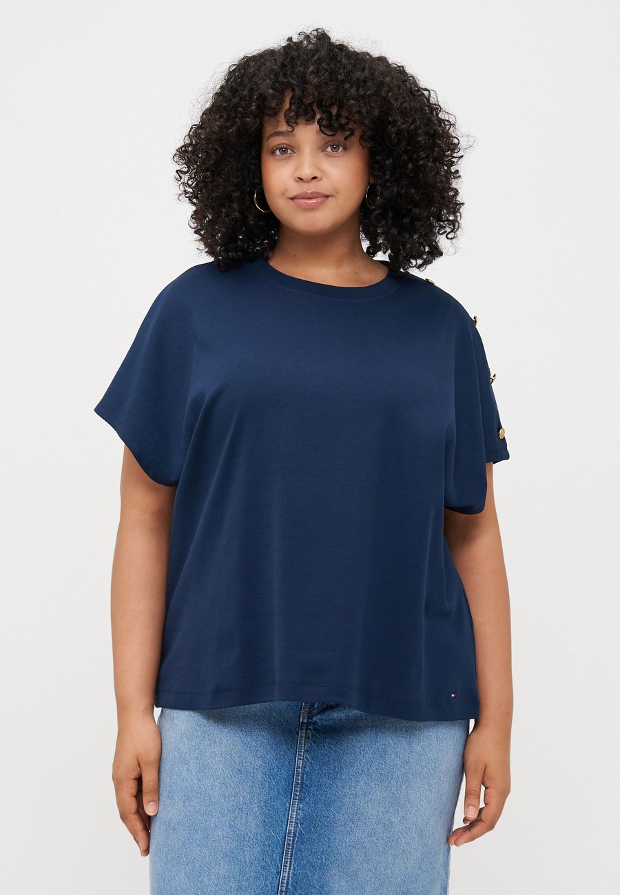 Футболка Tommy Hilfiger Curve BUTTON TEE, Dark Night Navy/Dark Blue, Синий, Футболка Tommy Hilfiger Curve BUTTON TEE, Dark Night Navy/Dark Blue
Футболка Tommy Hilfiger Curve BUTTON TEE, Dark Night Navy/Dark Blue, Синий, Футболка Tommy Hilfiger Curve BUTTON TEE, Dark Night Navy/Dark Blue