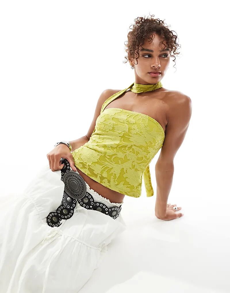 Топ-бандо Miss Selfridge с выжженным текстурированным узором в оливковом цвете
Топ-бандо Miss Selfridge с выжженным текстурированным узором в оливковом цвете