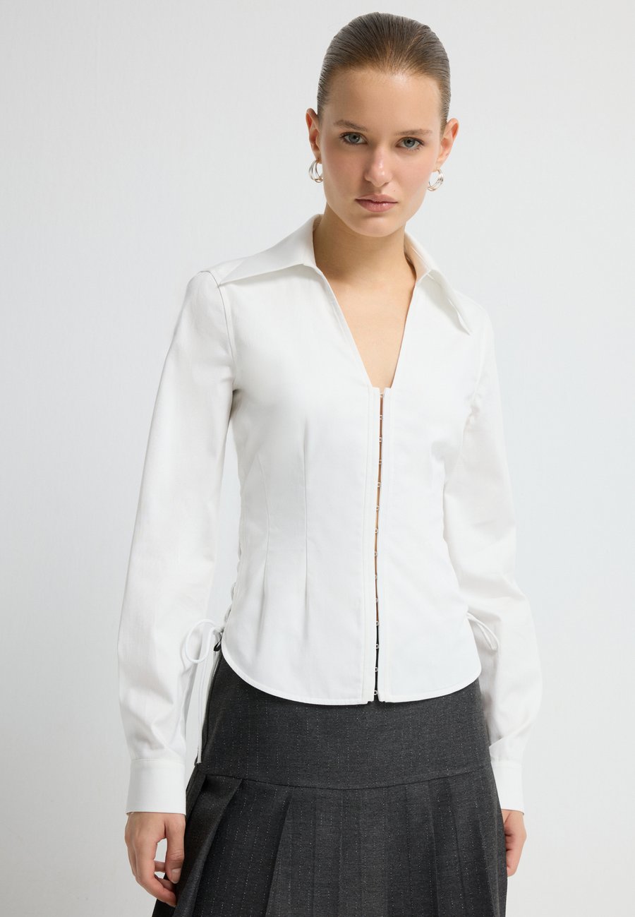 Блуза adL Button-down blouse, White /White
Блуза adL Button-down blouse, White /White