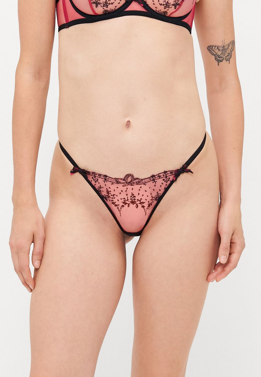 Трусы Agent Provocateur GRAICE THONG, Black/Pink/Pink
Трусы Agent Provocateur GRAICE THONG, Black/Pink/Pink