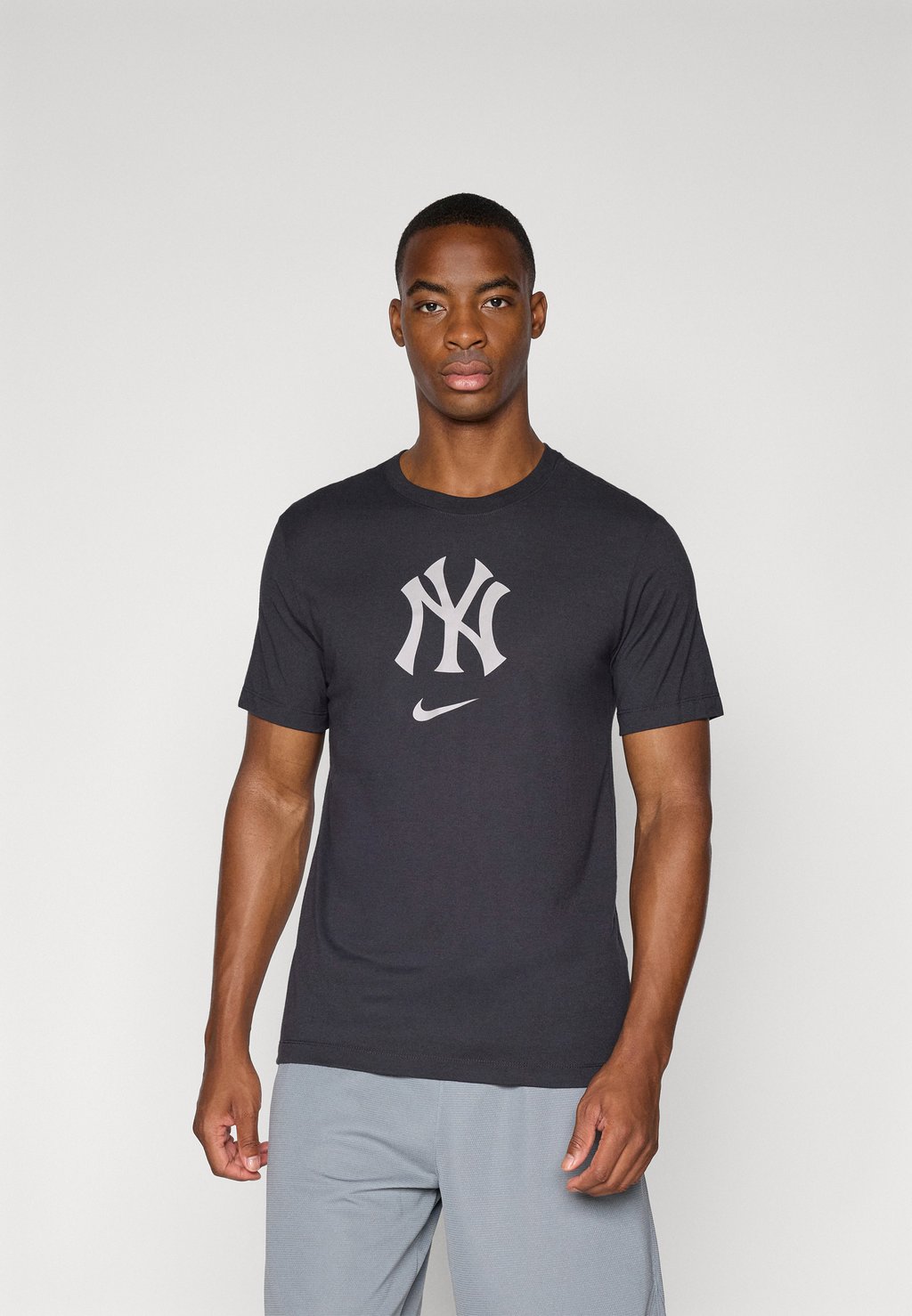 Футболка с принтом MLB NEW YORK YANKEES EARLY WORK TEE - Club wear Nike Performance, синий
Футболка с принтом MLB NEW YORK YANKEES EARLY WORK TEE - Club wear Nike Performance, синий