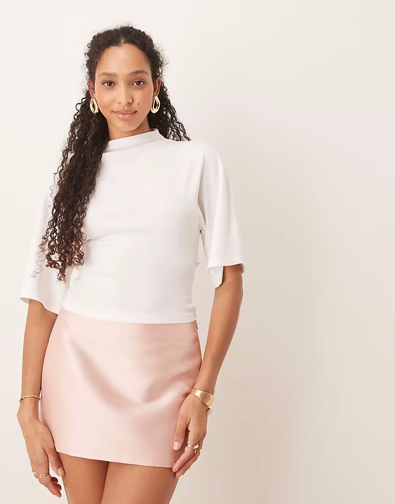 Топ Gina Tricot с короткими рукавами, драпировкой и вырезом-лодочкой, с завязками сзади, кремового цвета
Топ Gina Tricot с короткими рукавами, драпировкой и вырезом-лодочкой, с завязками сзади, кремового цвета