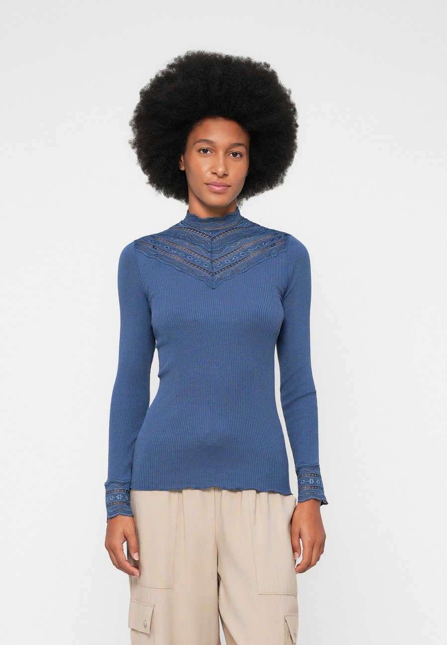 Топ Rosemunde BENITA REGULAR T NECK, Ensign Blue/Dark Blue
Топ Rosemunde BENITA REGULAR T NECK, Ensign Blue/Dark Blue