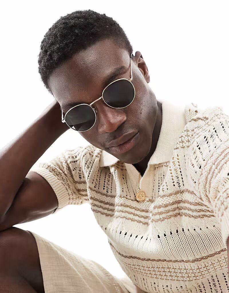 Солнцезащитные очки 90-х годов в круглой металлической оправе с дымчатыми линзами золотистого цвета Asos Design
Солнцезащитные очки 90-х годов в круглой металлической оправе с дымчатыми линзами золотистого цвета Asos Design