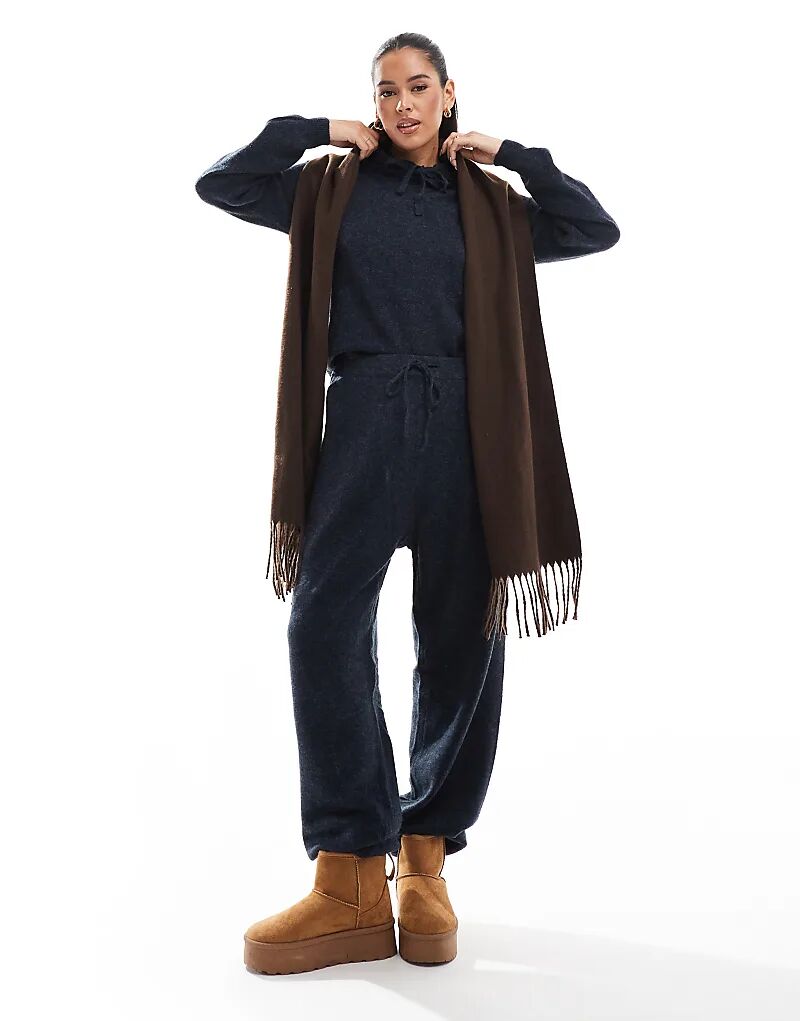 Уютный трикотажный спортивный костюм с манжетами в цвете «меланж» из темно-синего материала
Уютный трикотажный спортивный костюм с манжетами в цвете «меланж» из темно-синего материала