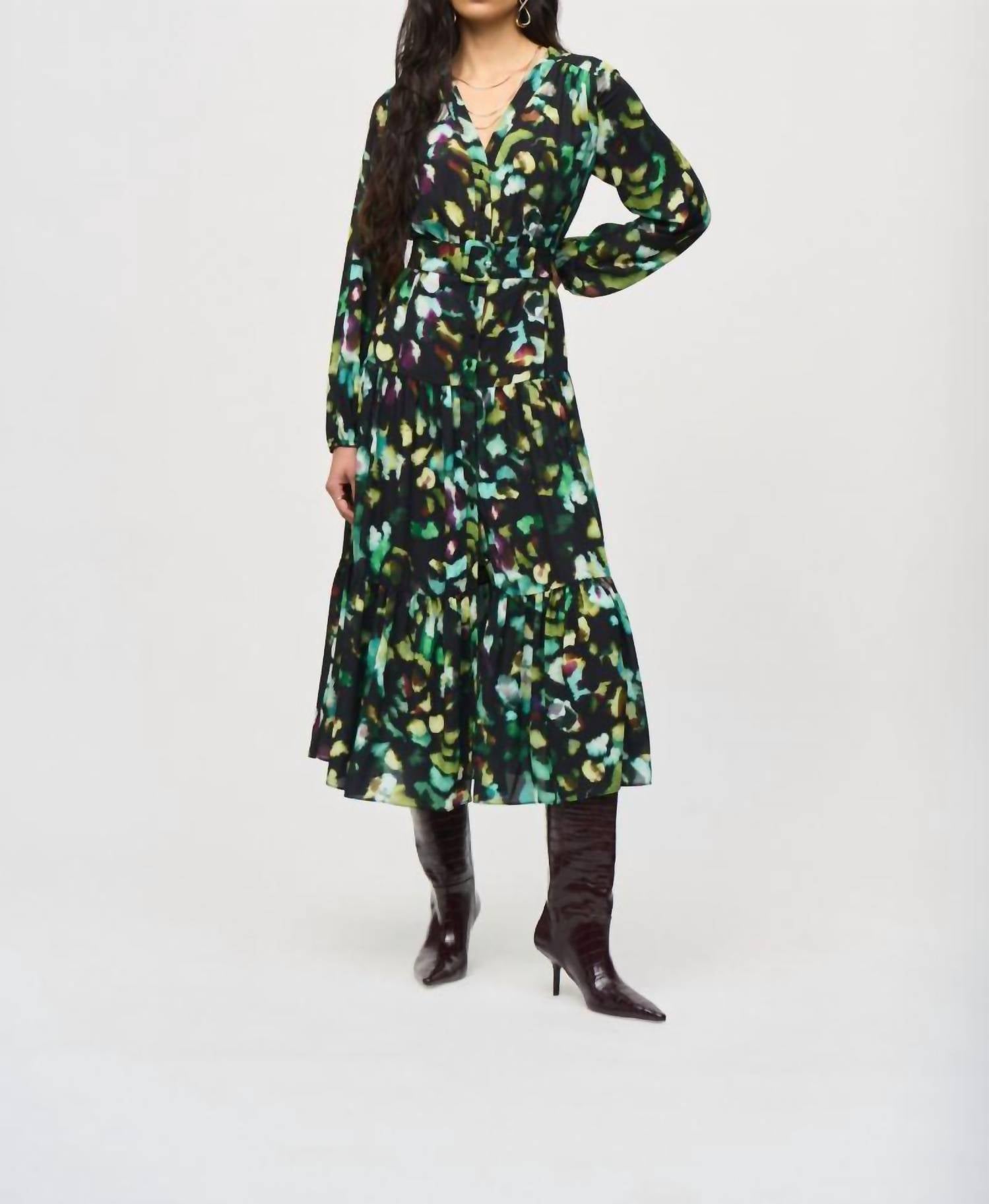 Абстрактный камуфляжный миди-платье с поясом и расклешением в черно-разноцветной гамме Joseph Ribkoff 
Абстрактный камуфляжный миди-платье с поясом и расклешением в черно-разноцветной гамме Joseph Ribkoff