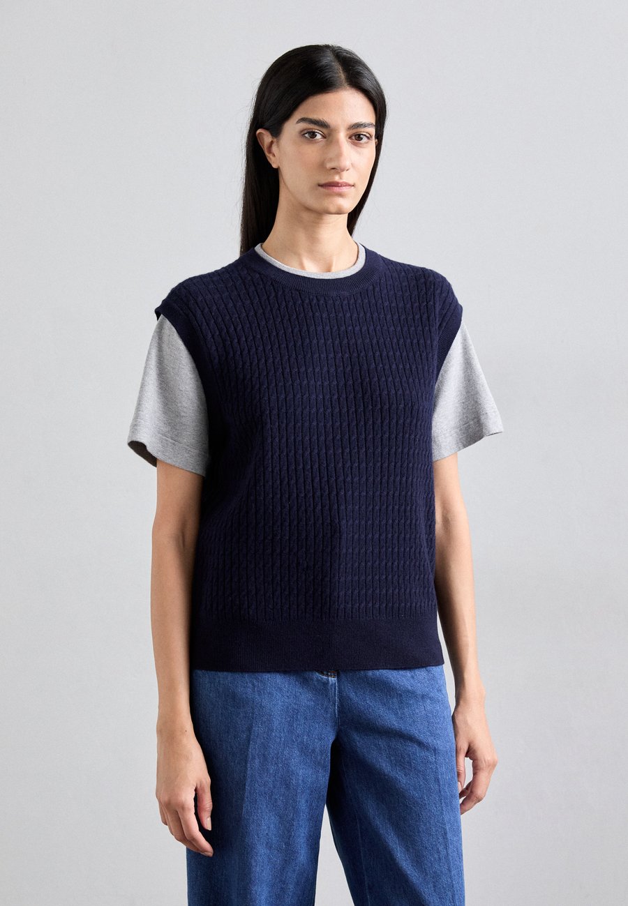 Футболка sandro HUGUES, Marine/Gris/Blue
Футболка sandro HUGUES, Marine/Gris/Blue