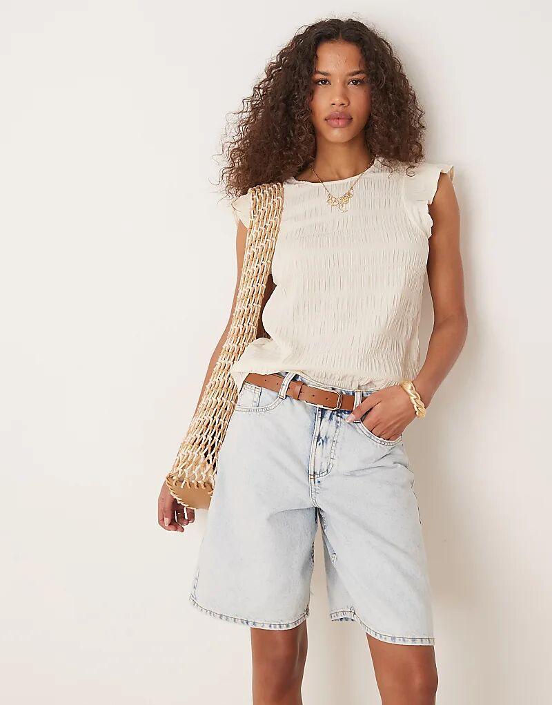 Топ VILA с гофрированными деталями и воланами на рукавах в цвете «березовый крем»
Топ VILA с гофрированными деталями и воланами на рукавах в цвете «березовый крем»