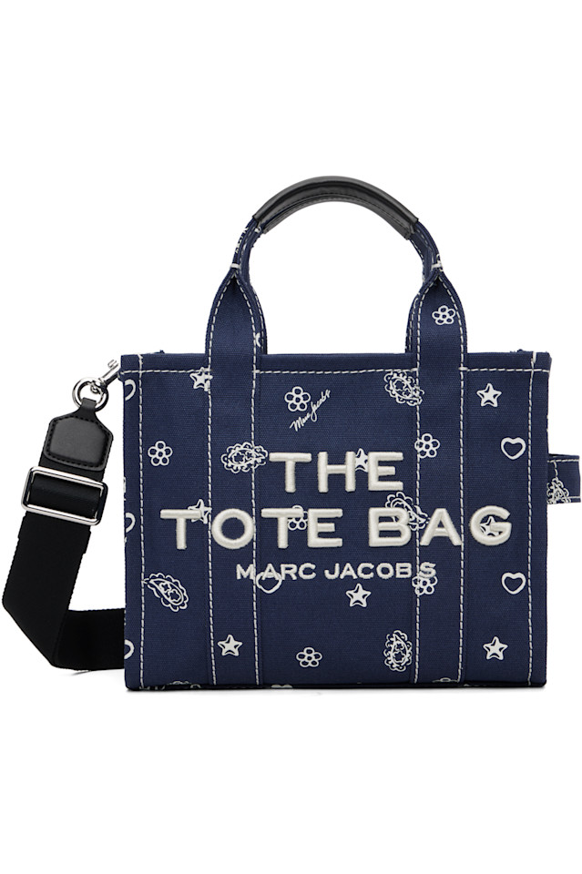 Marc Jacobs Маленькая холщовая сумка-тоут темно-синего цвета «бандана»
Marc Jacobs Маленькая холщовая сумка-тоут темно-синего цвета «бандана»