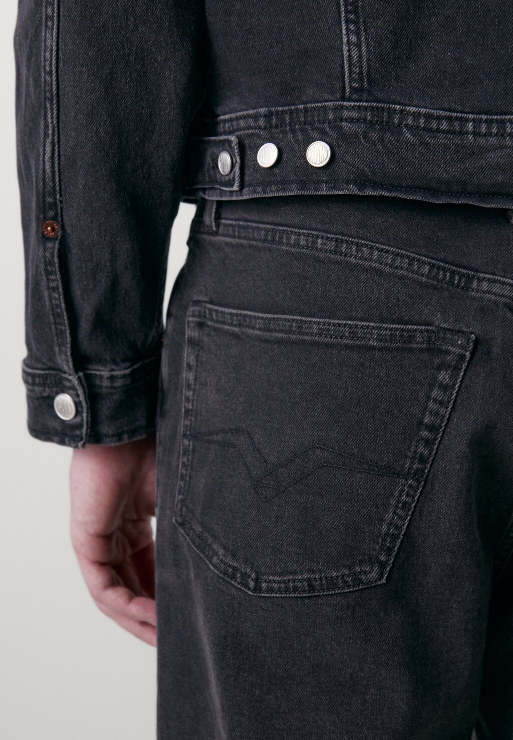 Джинсовая куртка M9Z1 JACKET Replay, черный деним
Джинсовая куртка M9Z1 JACKET Replay, черный деним