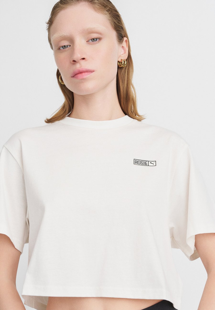 Футболка Puma PUMA X ROSÉ RELAXED TEE, Warm White/Off-White, Белый, Футболка Puma PUMA X ROSÉ RELAXED TEE, Warm White/Off-White
Футболка Puma PUMA X ROSÉ RELAXED TEE, Warm White/Off-White, Белый, Футболка Puma PUMA X ROSÉ RELAXED TEE, Warm White/Off-White