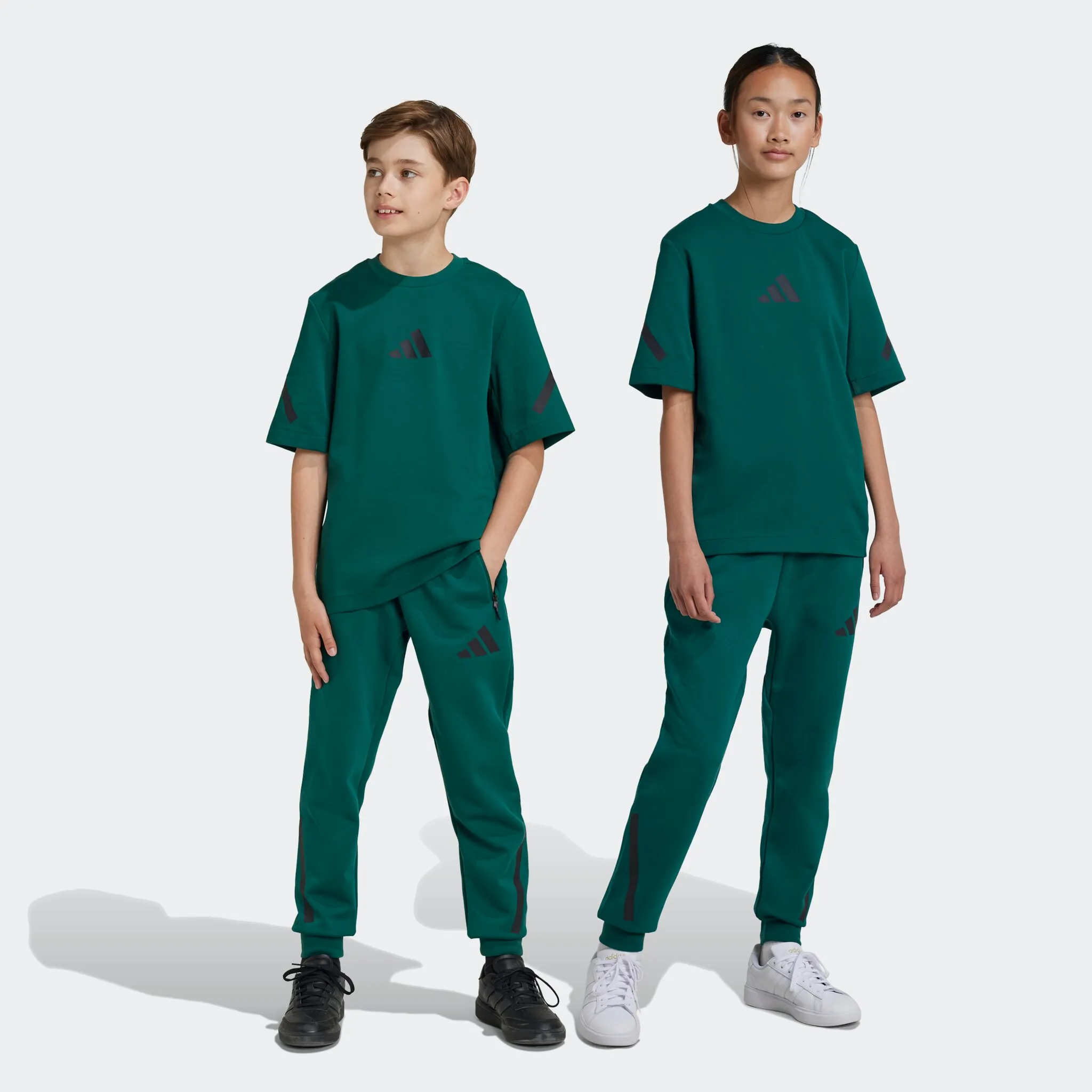 Спортивные брюки adidas Sportswear «J Z.N.E. ПТ», (1 шт.), цвет Collegiate Green / Black 
Спортивные брюки adidas Sportswear «J Z.N.E. ПТ», (1 шт.), цвет Collegiate Green / Black