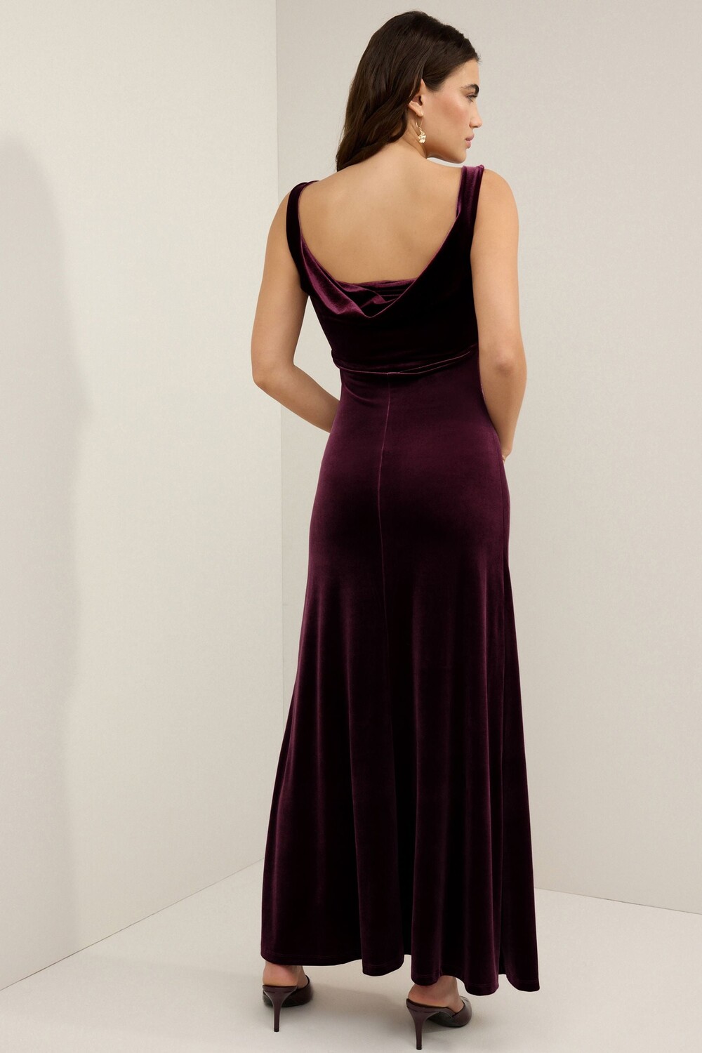 Бархатное макси платье с V образным вырезом Next, красный 
Бархатное макси платье с V образным вырезом Next, красный