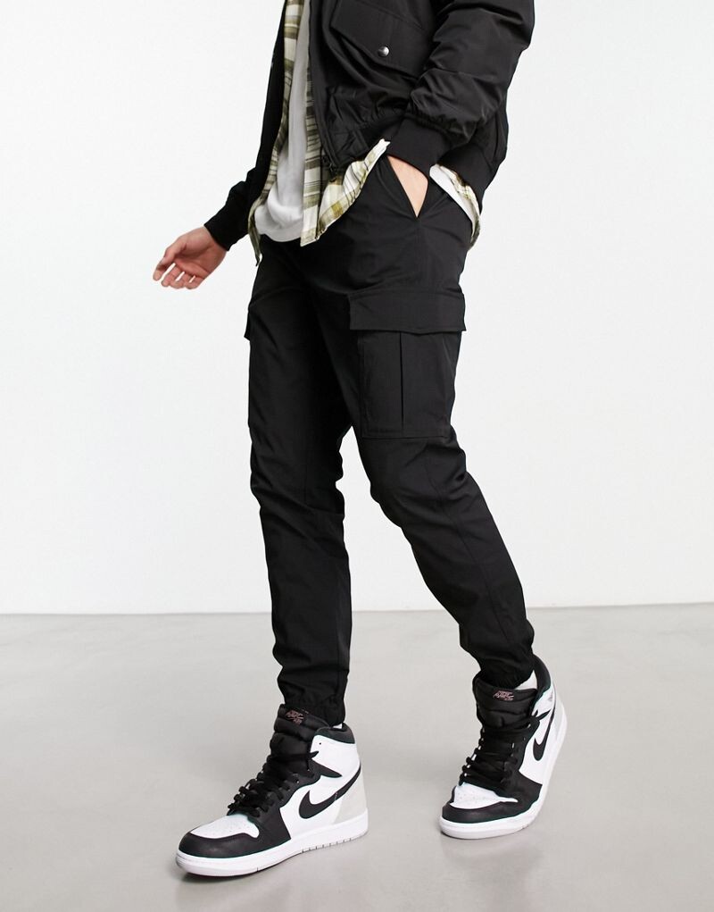 Jack & Jones Intelligence - Брюки-карго из полиэстера черного цвета
Jack & Jones Intelligence - Брюки-карго из полиэстера черного цвета